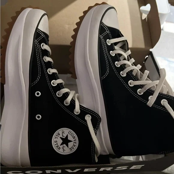 Worn Twice! Unisex converse run star Women’s 10.5/ Men’s 9 - Picture 3 of 6